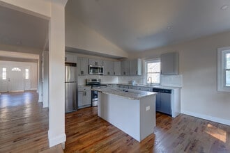 37 Moulthrop St in North Haven, CT - Building Photo - Building Photo