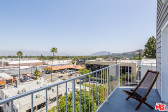 11913 Laurelwood Dr in Los Angeles, CA - Building Photo - Building Photo