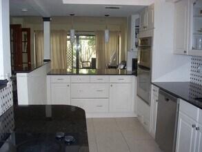 19236 NE 25th Ave in Miami, FL - Building Photo - Building Photo