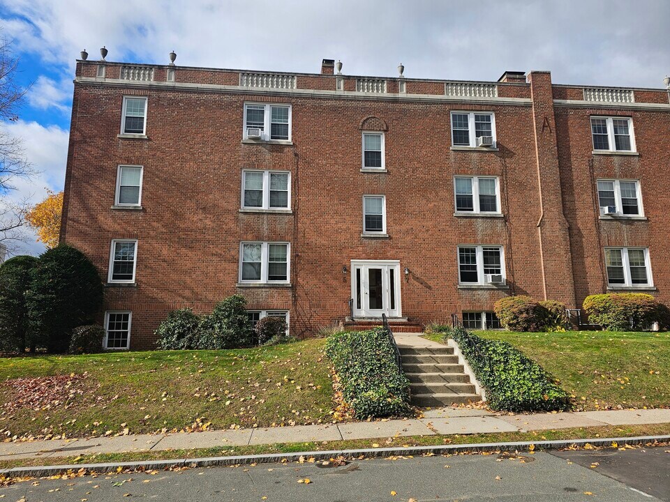 5A Robin Rd in West Hartford, CT - Building Photo