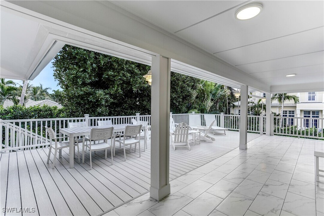 370 6th Ave S in Naples, FL - Building Photo