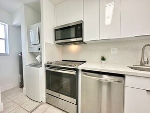 8051 S Colony Cir in Tamarac, FL - Building Photo - Building Photo