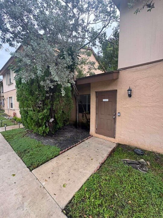 7025 W Sunrise Blvd in Plantation, FL - Building Photo