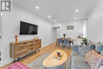39 Delena Ave N in Hamilton, ON - Building Photo - Building Photo
