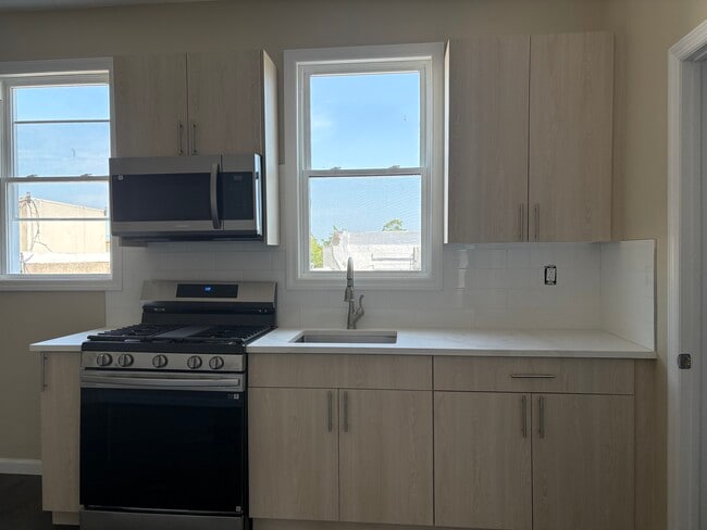 353 Central Ave, Unit #2 in Lawrence, NY - Foto de edificio - Building Photo