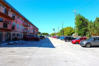 17101 NW 57th Ave in Miami Gardens, FL - Foto de edificio - Building Photo