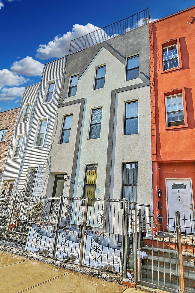 99 Eldert St in Brooklyn, NY - Foto de edificio - Building Photo