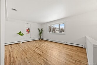 12 Ross Ave in Melville, NY - Building Photo - Building Photo