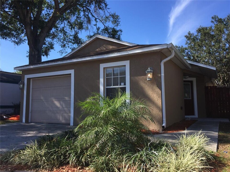 4309 Longshore Dr in Land O Lakes, FL - Building Photo