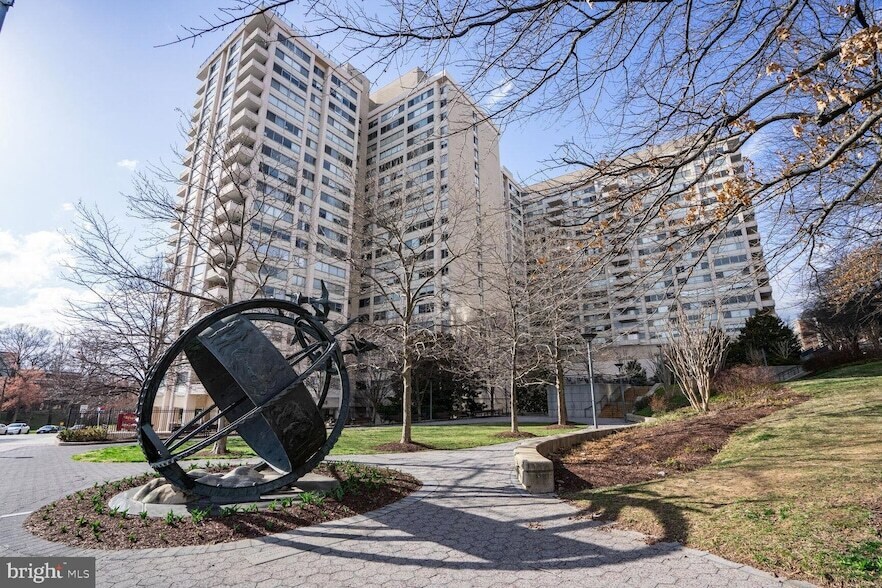 5500 Friendship Blvd, Unit 1826N in Chevy Chase, MD - Foto de edificio