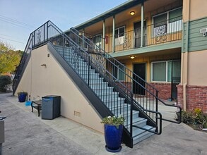 Los Gatos Garden Apartments in Los Gatos, CA - Building Photo - Building Photo