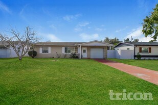 5744 58th Ave N in St. Petersburg, FL - Building Photo