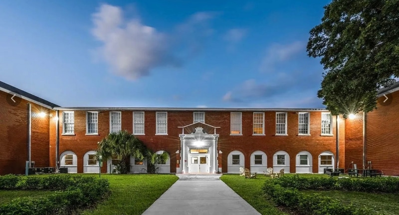 1090 10th St N in St. Petersburg, FL - Building Photo