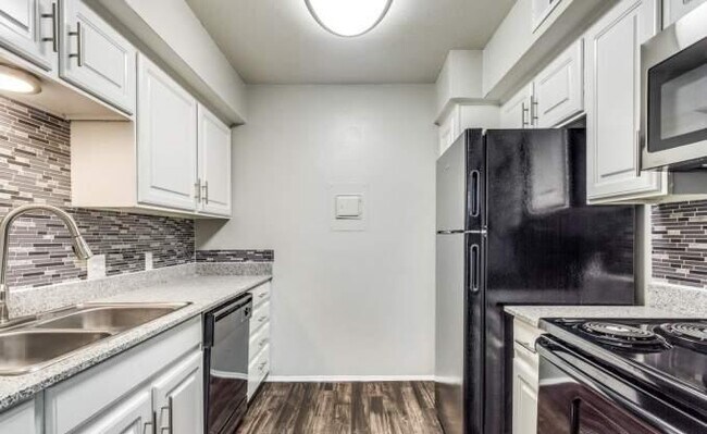 7913 N Harwood Rd in North Richland Hills, TX - Building Photo - Building Photo