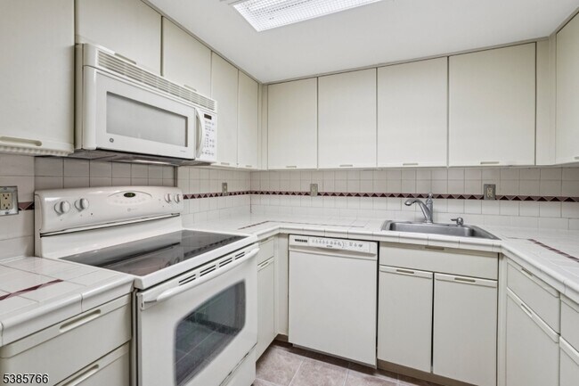 38 Moonachie Rd in Hackensack, NJ - Building Photo - Building Photo