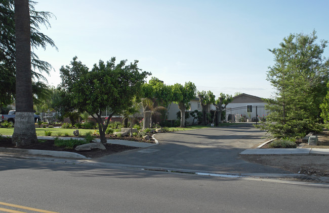 14415 W Kearney Blvd in Kerman, CA - Foto de edificio - Building Photo