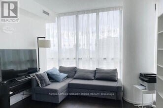 101 Charles St E in Toronto, ON - Building Photo - Building Photo