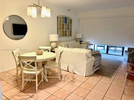 201 Crandon Blvd in Key Biscayne, FL - Building Photo
