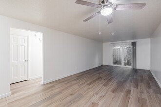 Colonial Villa Apartments in Portland, OR - Building Photo - Interior Photo