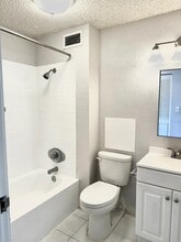 2211 Ala Wai Blvd, Unit 3007 in Honolulu, HI - Foto de edificio - Building Photo