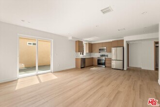 5910 1/2 Mammoth Ave in Los Angeles, CA - Building Photo - Building Photo