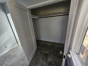 2561 Olive St, Unit Upstairs Room in Huntington Park, CA - Foto de edificio - Building Photo