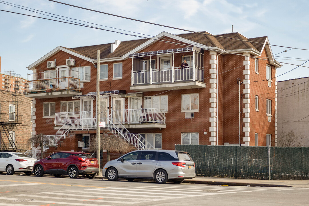 195 28th Ave in Brooklyn, NY - Building Photo