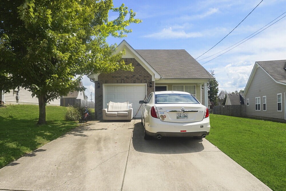 179 Howard Woody Dr in La Vergne, TN - Building Photo