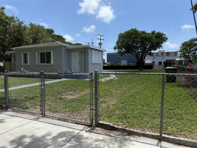 12235 NE 12th Pl in North Miami, FL - Building Photo - Building Photo