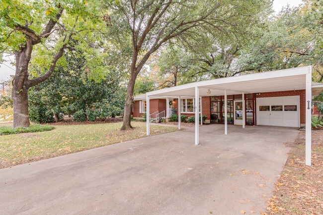 2515 Sherwood St in Denton, TX - Foto de edificio - Building Photo