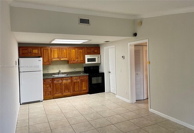 7210 Southgate Blvd in Tamarac, FL - Foto de edificio - Building Photo