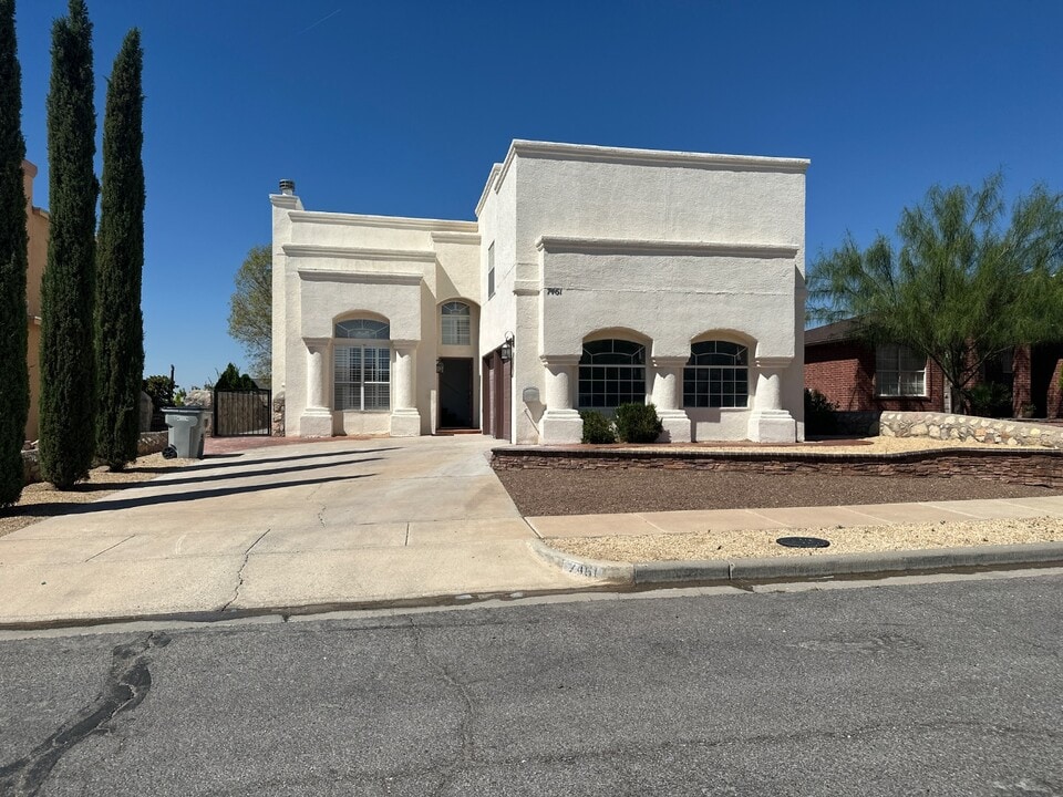 7461 Plaza Redonda Dr in El Paso, TX - Building Photo