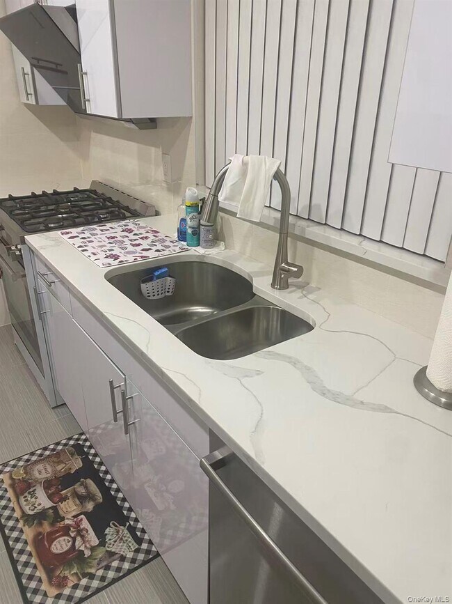 207-24 28th Ave in Queens, NY - Building Photo - Building Photo