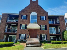 7 Louisburg Square in Nashua, NH - Building Photo