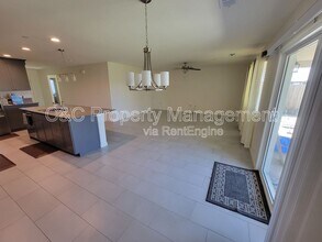 1366 W Butterfield Ln in Hanford, CA - Building Photo - Building Photo