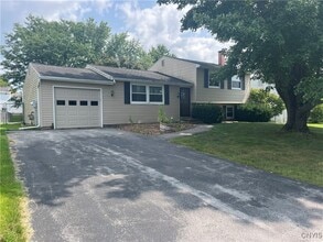 8180 Mantova Dr in Clay, NY - Building Photo - Building Photo