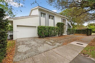 3231 Salzedo St in Coral Gables, FL - Foto de edificio - Building Photo
