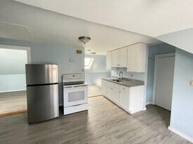 221 Calef Rd in Manchester, NH - Building Photo