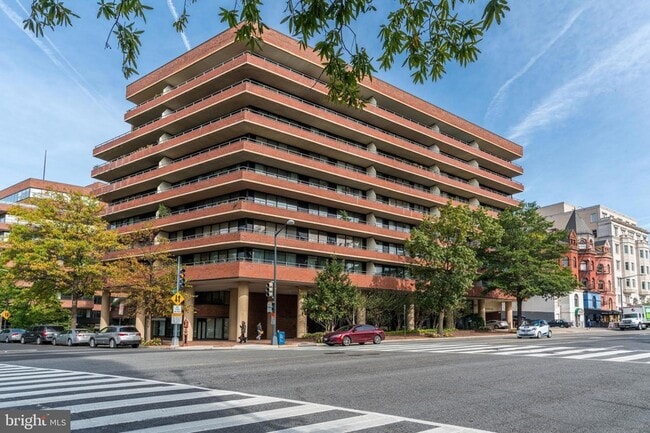 2555 Pennsylvania Ave NW, Unit 806 in Washington, DC - Foto de edificio - Building Photo