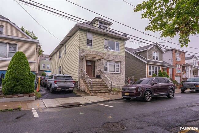 7420 4th Ave in North Bergen, NJ - Foto de edificio - Building Photo