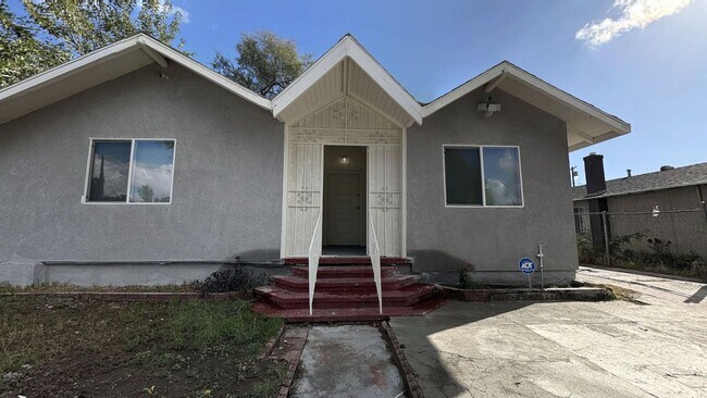 1661 N Mountain View Ave in San Bernardino, CA - Building Photo - Building Photo