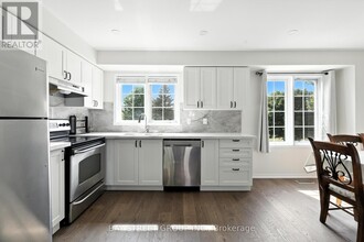 12 Stiles Ave in Aurora, ON - Building Photo - Building Photo