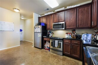 910 W 25th St, Unit 403 in Austin, TX - Building Photo - Building Photo