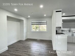 33295 Terry Fox Ave in Abbotsford, BC - Building Photo - Building Photo