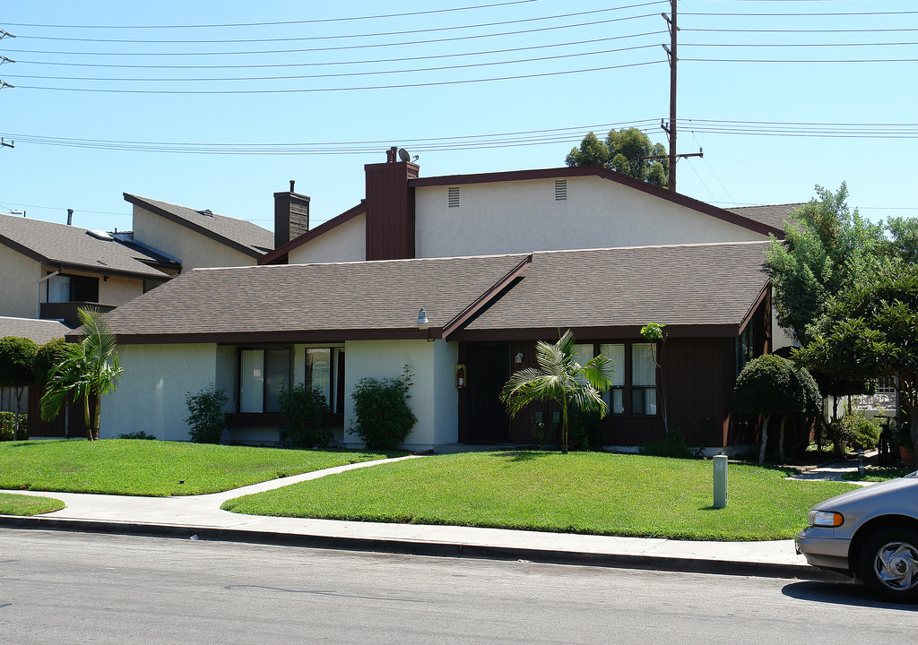 23222 Saguaro St in Lake Forest, CA - Foto de edificio