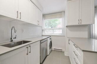 60 Gloucester St in Toronto, ON - Building Photo - Building Photo