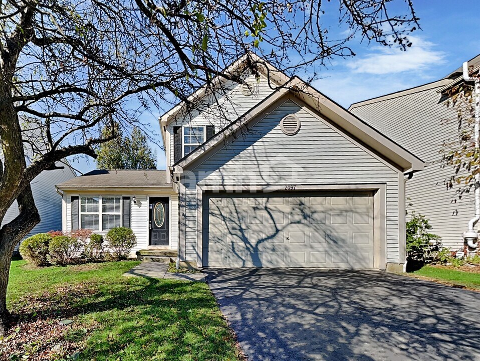 2097 Earlsway Dr in Grove City, OH - Foto de edificio