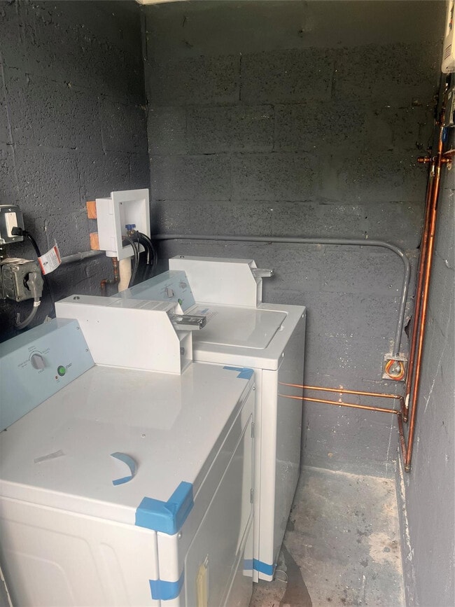 612 NW 6th Ct in Hallandale Beach, FL - Building Photo - Building Photo