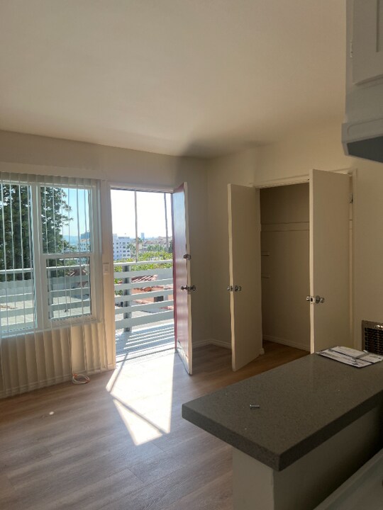 6214 Holly Mont Dr in Los Angeles, CA - Building Photo