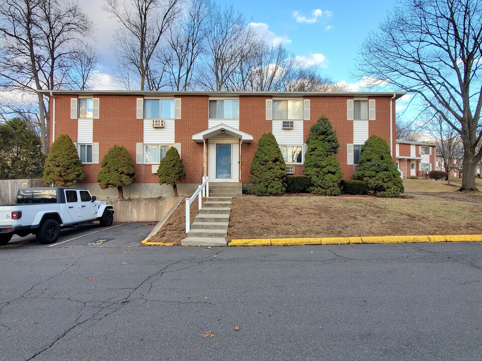 273 Queen St in Southington, CT - Building Photo